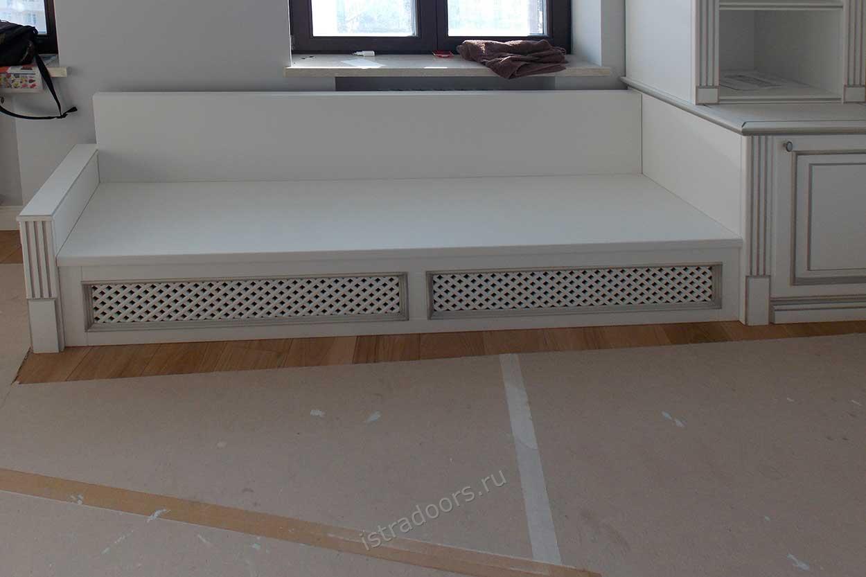 Шкаф и диван под окном, на заказ (1)