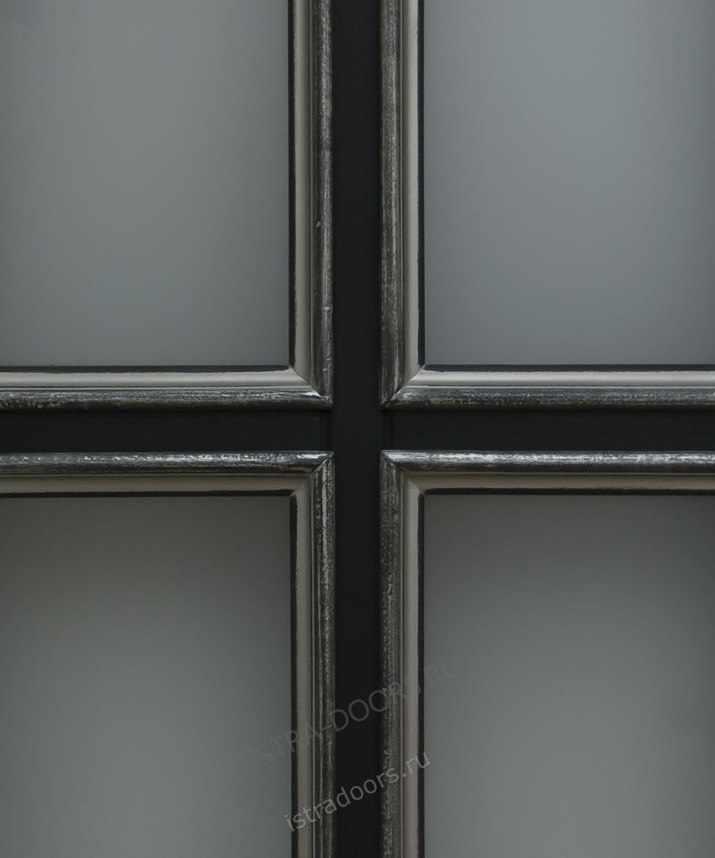Межкомнатная черная дверь из массива со стеклом на заказ 