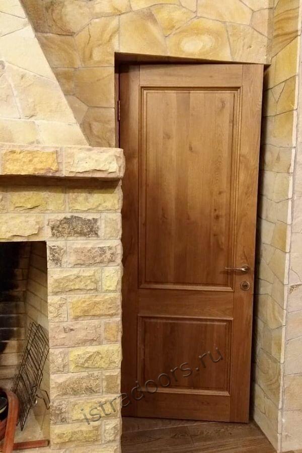 Lenta. Дубовая дверь в каминном зале загородного дома